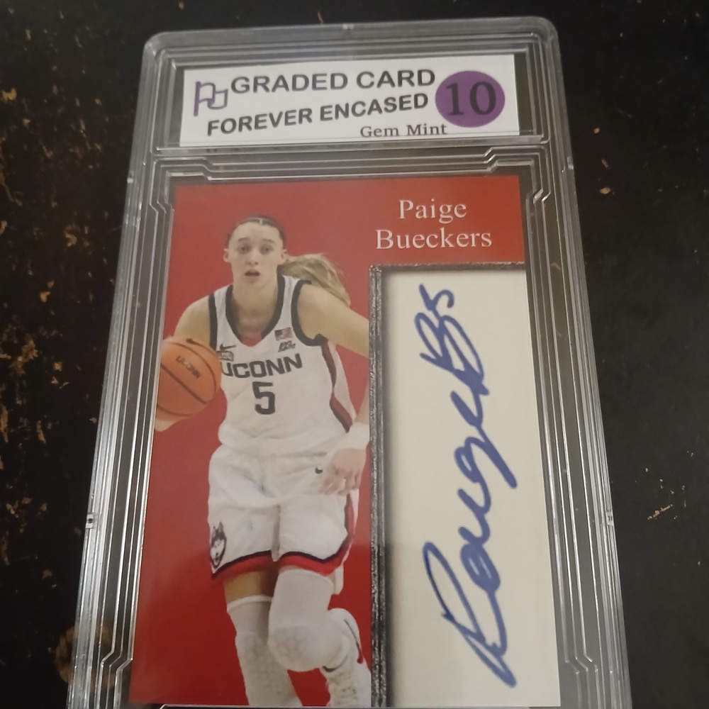 Paige Bueckers UConn Autograph Card – Red Background